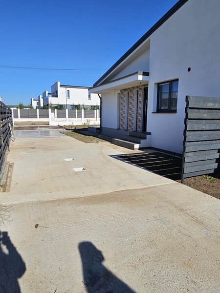 Tunari, casa cocheta pe parter, confort, eficienta si liniste